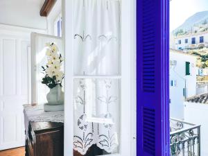 瓦西Anticlea I的窗户,上面有白色窗帘和花瓶