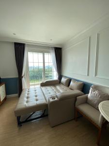 纳仲天C24 Seven Seas Cote DAzur Luxury Private的带沙发和窗户的客厅