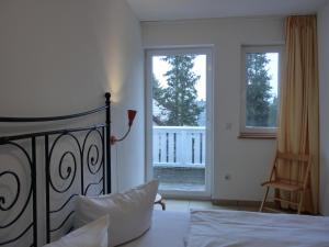HirschburgFerienwohnung NH10的一间卧室设有一张床,享有阳台的景色