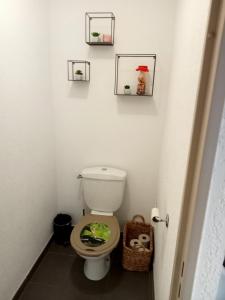 奥比尼昂BASTIDON EN PROVENCE的一间带卫生间和篮子的小浴室