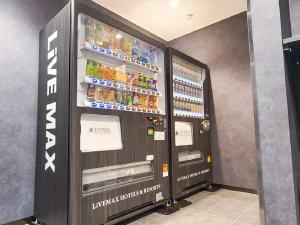 羽村市HOTEL LiVEMAX BUDGET Tokyo Hamura Ekimae的自动售货机出售饮料和饮料