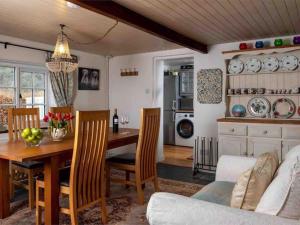 克里克豪厄尔Cosy Country Cottage; Brecon Beacons的厨房以及带桌椅的用餐室。