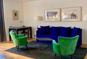 马赛马赛勒古旺公寓 的客厅配有蓝色沙发和绿色椅子