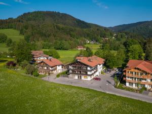 巴特维塞Sonnhof Apartments Tegernsee - zentral und perfekt für Urlaub & Arbeit的享有山区小镇的空中景色