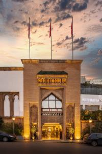 拉巴特拉图尔哈桑宫酒店的上面有两面旗帜的建筑
