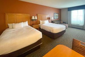 西德尼MainStay Suites Sidney - Medical Center的酒店客房设有两张床和窗户。
