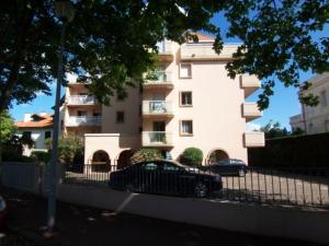 阿卡雄Appartement Arcachon, 3 pièces, 6 personnes - FR-1-374-24的停在大楼前的一辆黑色汽车