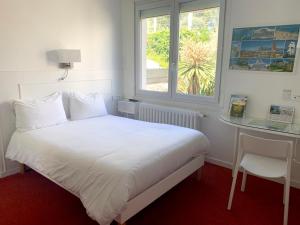 布雷斯特阿巴丽酒店的卧室配有白色的床和窗户。