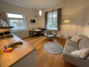 吕贝克ApartHotel Stadtpark的客厅配有沙发和桌子