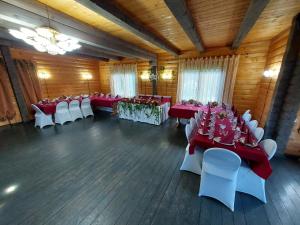 Straupe布尔塔卡斯休闲中心假日公园的宴会厅配有红色和白色的桌椅