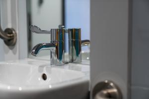 都柏林easyHotel Dublin的浴室水槽设有水龙头和镜子