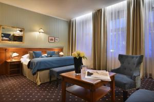 捷克利帕Hotel Morris Premium Collection的酒店客房配有一张床铺和一张桌子。