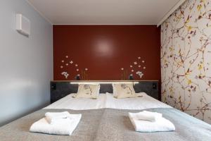 图尔库Hotel Linnasmäki的一间卧室配有带白色床单和枕头的床。
