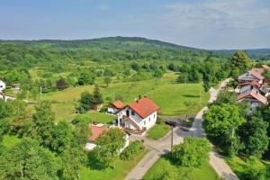 拉科维察Guest House Family Dukić的享有村庄的空中景致,拥有房屋和树木