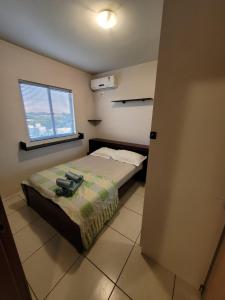 沙佩科Apartamento centro Efapi ideal para trabalho ou estudo的一间小卧室,配有床和窗户