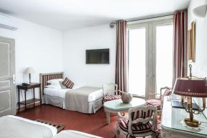 博尼约克洛斯比酒店的客厅配有床和桌椅