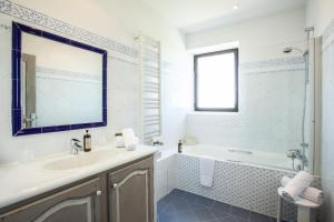 博尼约克洛斯比酒店的一间带水槽、浴缸和镜子的浴室