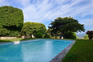 博尼约克洛斯比酒店的一座有树木和草地的庭院内的游泳池