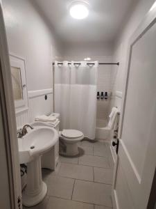 莱克兰Beautiful Mid Century Bungalow In The Heart of Lakeland的白色的浴室设有卫生间和水槽。