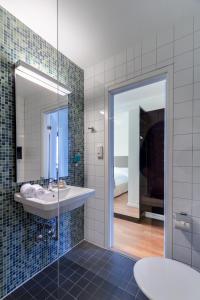 尼雪平早安尼雪平酒店的一间带水槽和镜子的浴室