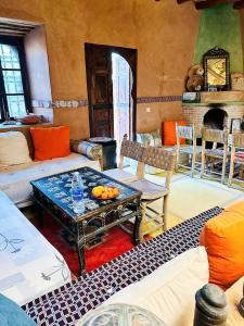 拉拉塔可库斯特Dar Boumida的客厅配有沙发和橙色桌子