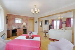 HaveriggHeron House的客厅配有粉红色的桌子和沙发