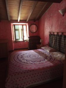 博纳索拉Soledad的一间卧室设有一张大床和一个窗户。