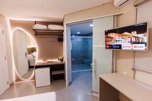坎普莫朗特内罗商务酒店的客房设有带电视的浴室和卧室。