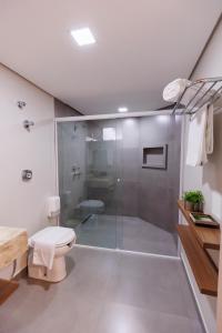 坎普莫朗特内罗商务酒店的浴室配有淋浴间和卫生间。