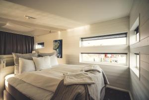 Klädesholmen索尔特 & 希尔酒店的一间卧室设有一张大床和一个窗户。
