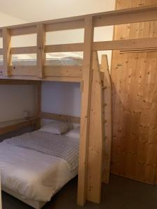 沃雅尼Appartement Matiski的卧室配有2张双层床和白色床单