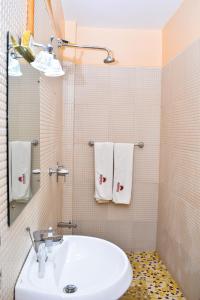 NyahururuBreeze Hotel Nyahururu的浴室配有盥洗盆、卫生间和毛巾。