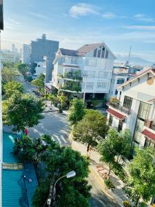 岘港Anstay Homestay & Apartment的城市街道的空中景观和建筑