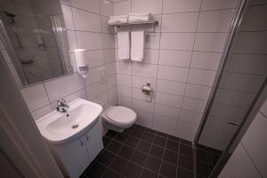 弗勒Førde Gjestehus og Camping的白色的浴室设有卫生间和水槽。