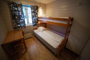 弗勒Førde Gjestehus og Camping的小房间设有双层床和窗户