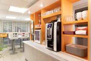 弗勒里梅罗吉弗罗莱梅若吉斯普瑞米尔经典酒店的一间商店里带黑冰箱的厨房