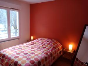 阿莱蒙Apartment In Allemont的一间卧室配有一张带波卡圆毯的床