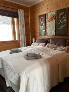HollolaVilla Joutsen的一间卧室配有一张大床和毛巾