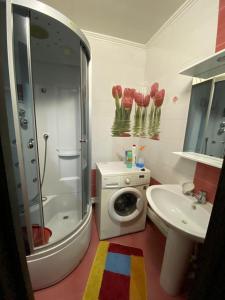 科克舍套Сдам квартиры посуточно的带淋浴、卫生间和盥洗盆的浴室