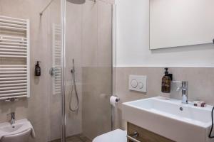 博尔扎诺Apartment Annabel的带淋浴、盥洗盆和卫生间的浴室