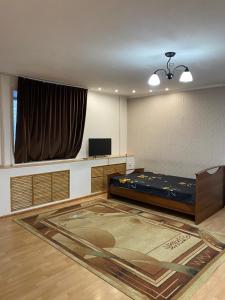 科克舍套Сдам квартиры посуточно的一间设有床铺和电视的房间