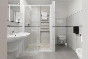 维罗纳派力奥门酒店的带淋浴、盥洗盆和卫生间的浴室
