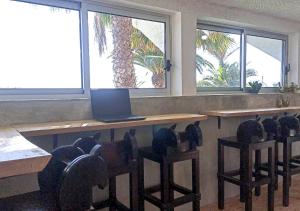 圣港Porto Santo Destination的教室里配有一张桌子,上面有一台笔记本电脑