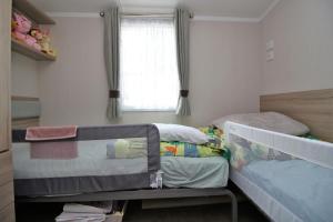米尔福德昂西56 Seabreeze的一间卧室设有两张双层床和一扇窗户。