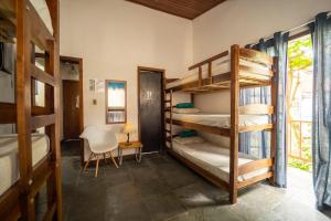 阿布拉奥Hostel Papagaio的客房设有双层床、书桌和椅子。