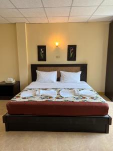 蔻立RT KhaoLak Hotel的一间卧室配有一张大床,享有防过敏