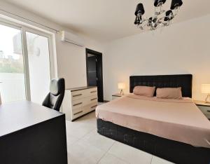 佩塔Large Central Apartment Near Valletta & Seafront的一间卧室配有一张床和一个吊灯