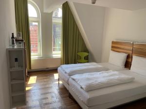 科隆豪博圣约瑟夫酒店的一间卧室设有两张床和绿帘