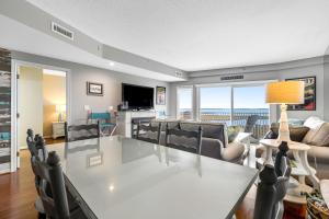 大洋城Playa Flamingo #302的用餐室以及带桌椅的起居室。