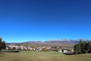 Mengusovce普里瓦茉莉酒店的享有以山脉为背景的高尔夫球场的景致